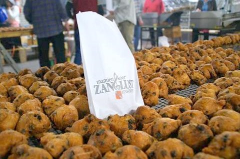 Mannenkoor Zanglust bakt dit jaar weer oliebollen en appelflappen