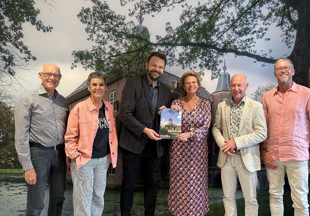 Officiele overhandiging toeristisch magazine.