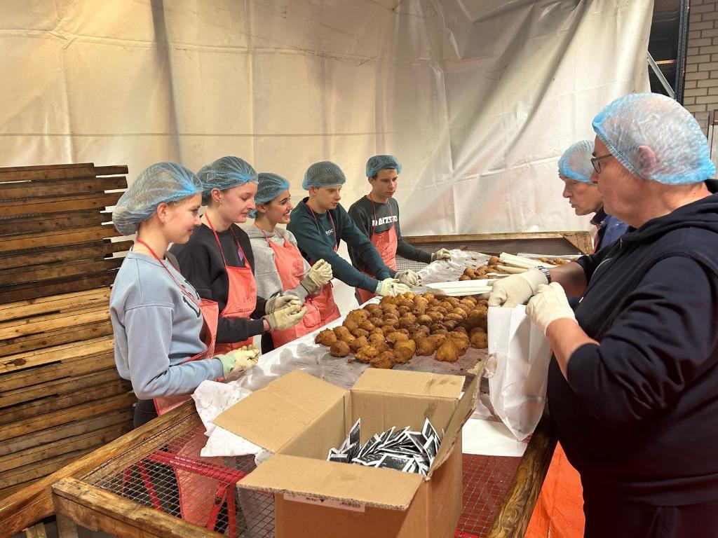 Mannenkoor Zanglust bakt ook dit jaar oliebollen, appelflappen en appelbeignets