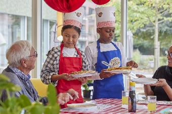 Twee basisscholen in gemeente Montfoort bakken pannenkoeken voor ouderen